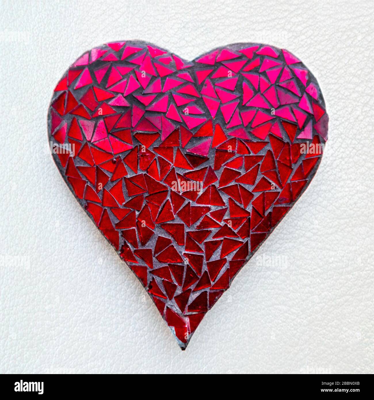Decorazione a mosaico a cuore su sfondo bianco, Inghilterra Foto Stock