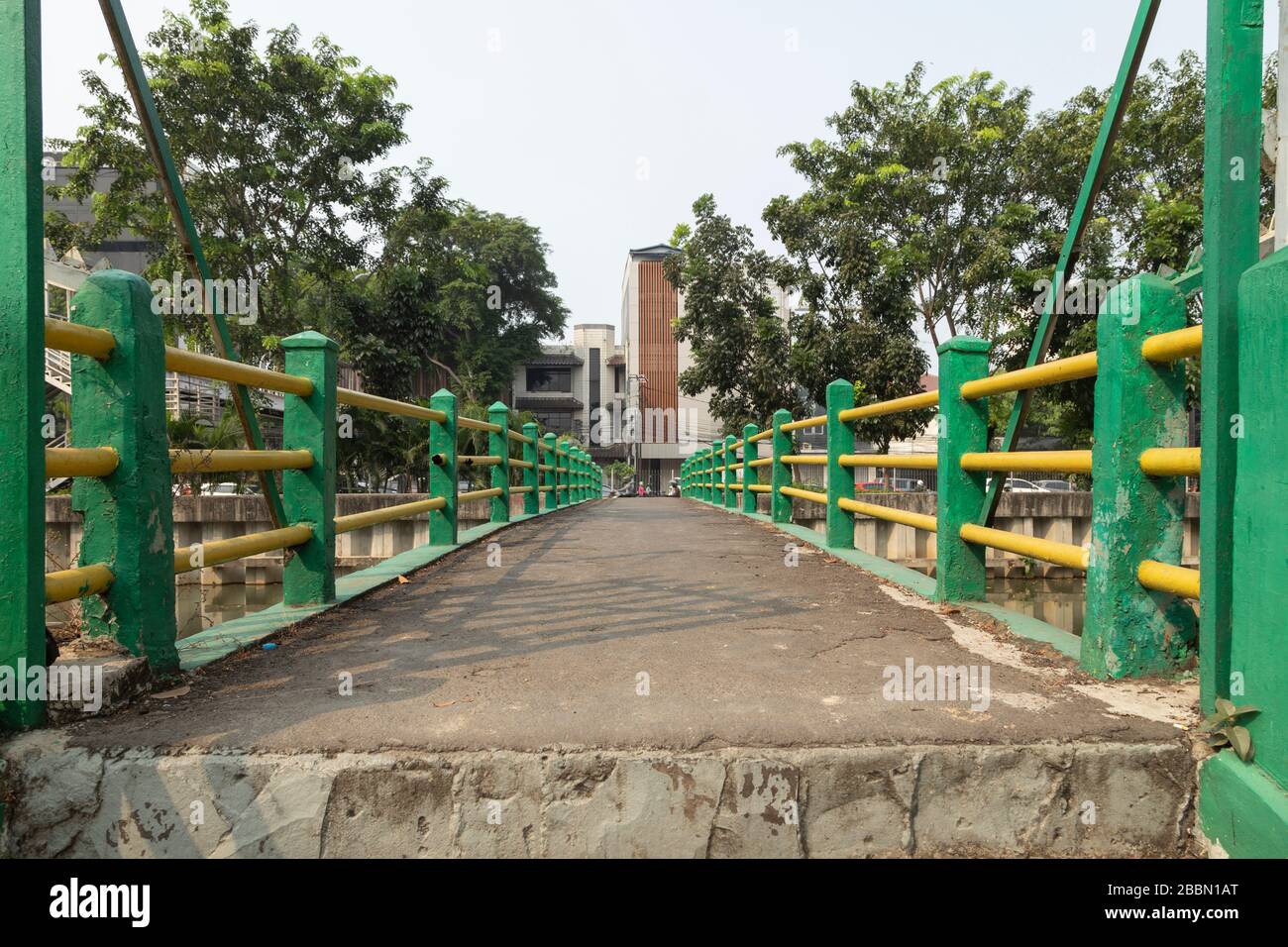 Giacarta, Indonesia - 13 luglio 2019: Passerella pedonale esclusivamente per pedoni, con una ringhiera dipinta di verde, permette il passaggio in via Kartini Raya. Foto Stock
