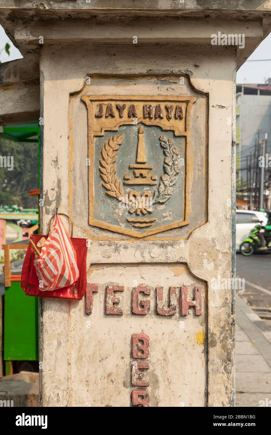 Jakarta, Indonesia - 13 luglio 2019: Un vecchio pilaster commemorativo sulla parete di uno dei ponti principali che attraversa Kartini Raya Street. Foto Stock