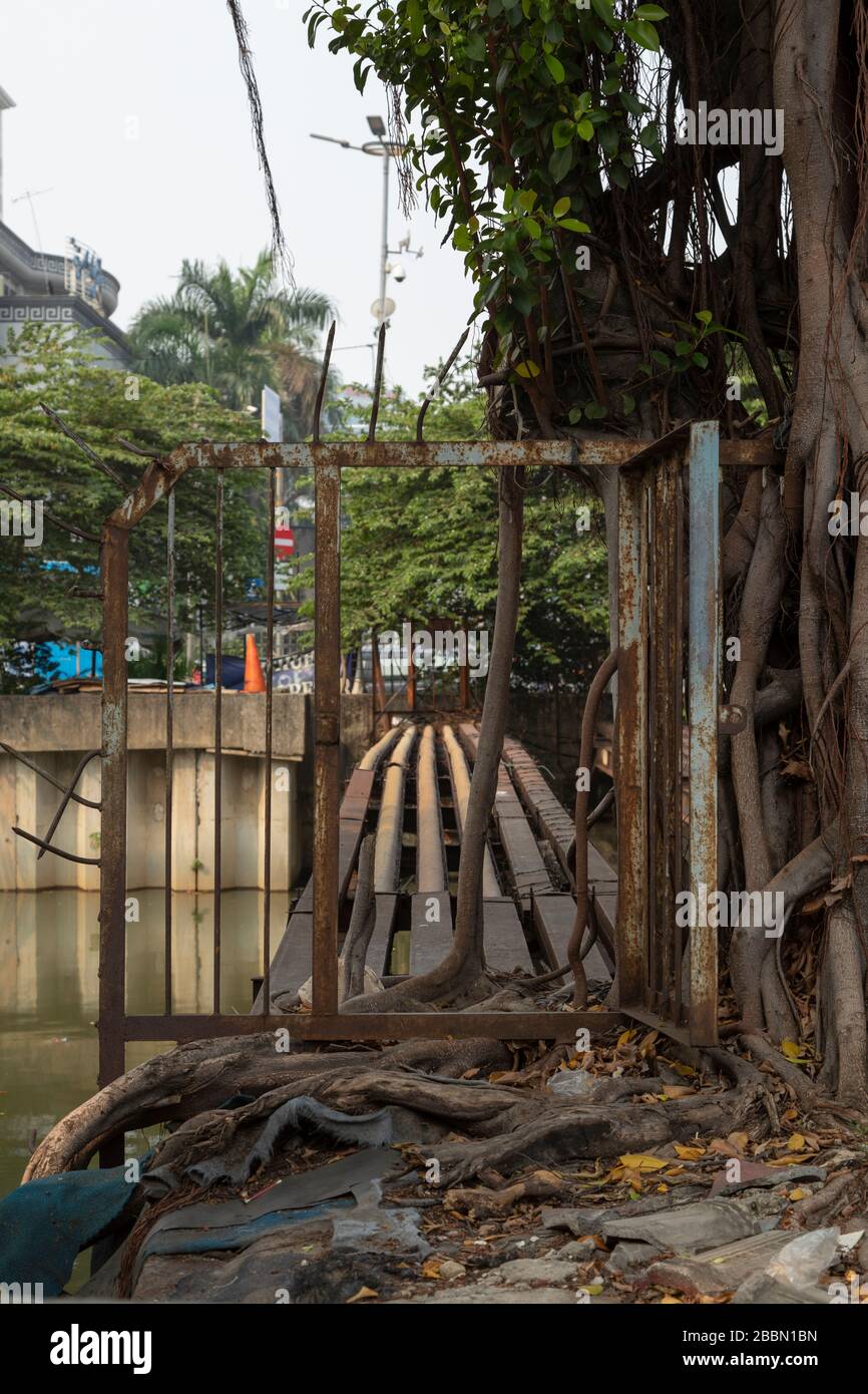 Jakarta, Indonesia - 13 luglio 2019: Porta di accesso uno dei ponti multipli per il passaggio di tubi e cavi elettrici a Jakarta. Foto Stock