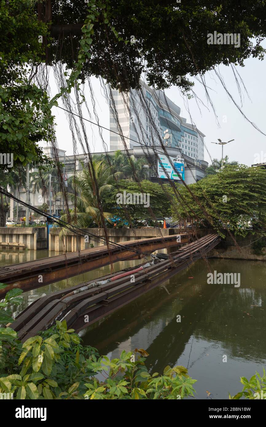 Jakarta, Indonesia - 13 luglio 2019: Porta di accesso uno dei ponti multipli per il passaggio di tubi e cavi elettrici a Jakarta. Foto Stock