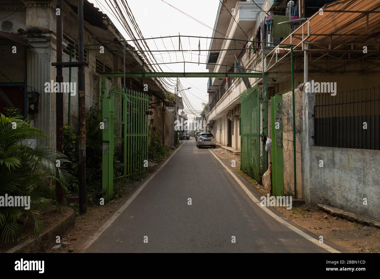 Giacarta, Indonesia - 13 luglio 2019: Spazi di abbandono e silenzio all'inizio della via Kelinci V con accesso alla via Kartini Raya. Foto Stock