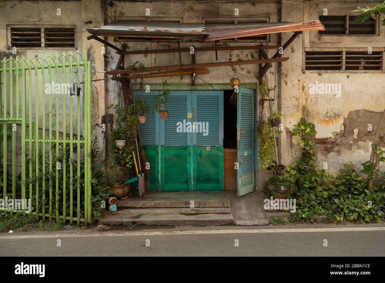 Giacarta, Indonesia - 13 luglio 2019: Spazi di abbandono e silenzio all'inizio della via Kelinci V con accesso alla via Kartini Raya. Foto Stock