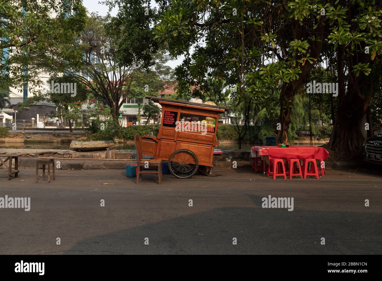 Jakarta, Indonesia - 13 luglio 2019: Una bancarella di Street food offre riso fritto e altre prelibatezze tipiche nel mezzo di Kartini Raya Street. Foto Stock
