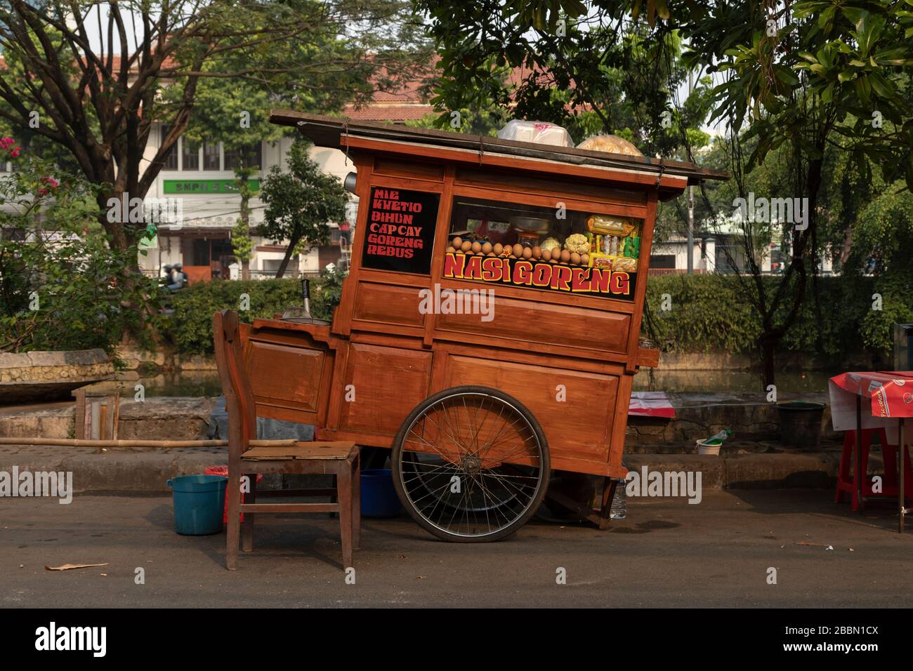 Jakarta, Indonesia - 13 luglio 2019: Una bancarella di Street food offre riso fritto e altre prelibatezze tipiche nel mezzo di Kartini Raya Street. Foto Stock