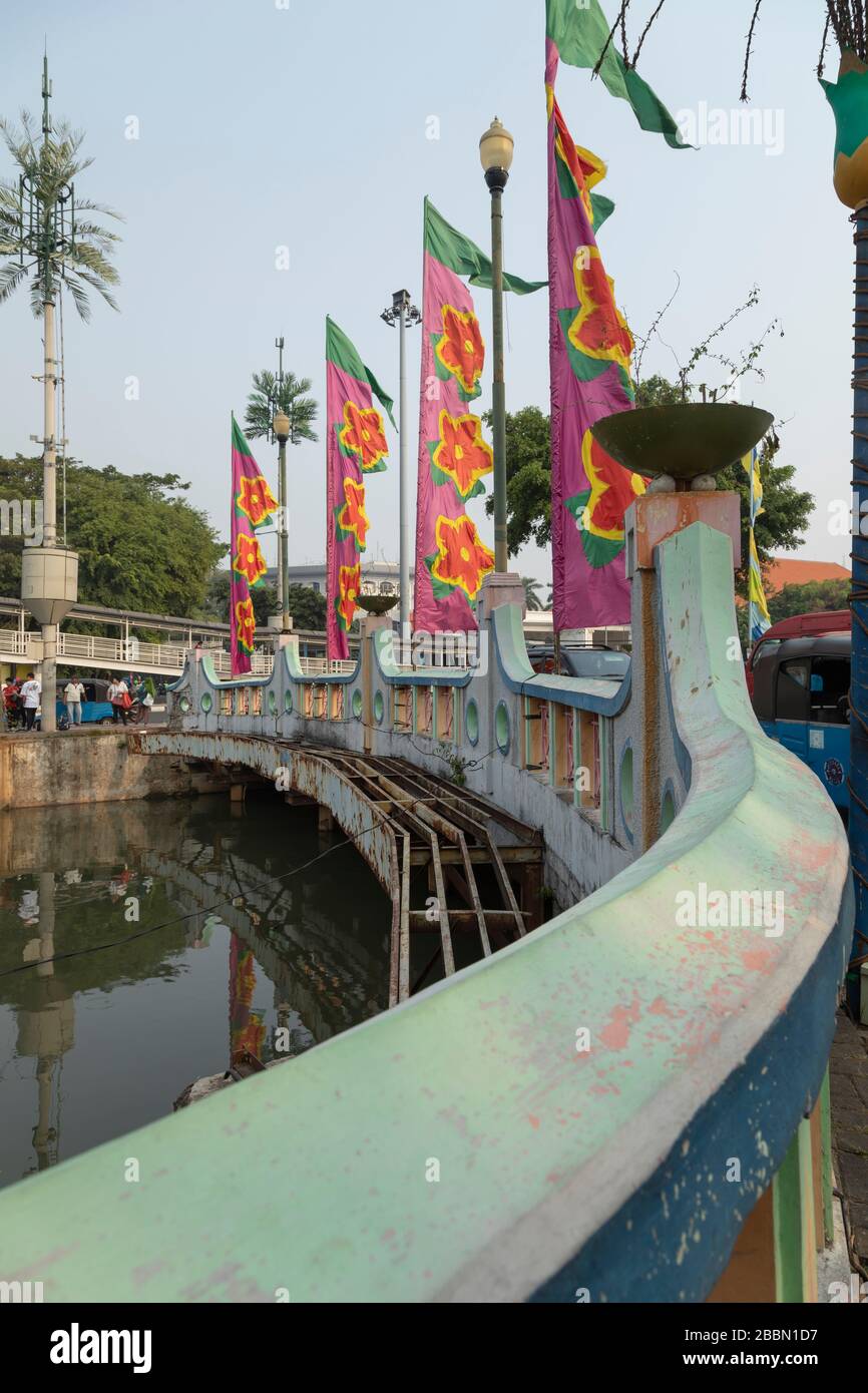 Jakarta, Indonesia - 13 luglio 2019: Il trafficato ponte di accesso da Dr Sutomo Street alla popolare Pasar Baru Street nel quartiere centrale di Jakarta. Foto Stock