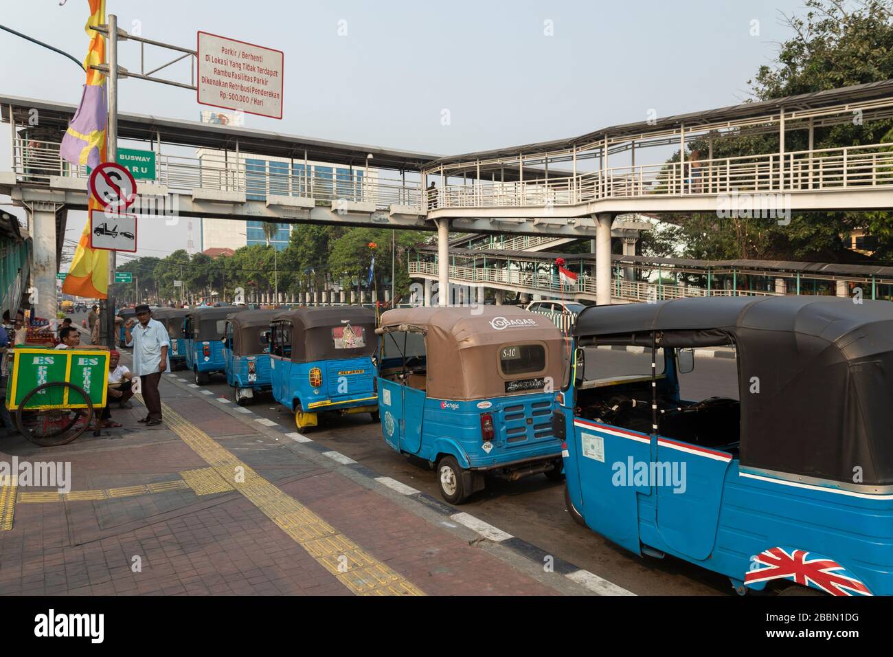 Jakarta, Indonesia - 13 luglio 2019: Una lunga linea di tuk tuk in attesa di nuovi clienti da prendere da qualche parte, lungo Dr Sutomo Street, nel centro di Jakarta. Foto Stock