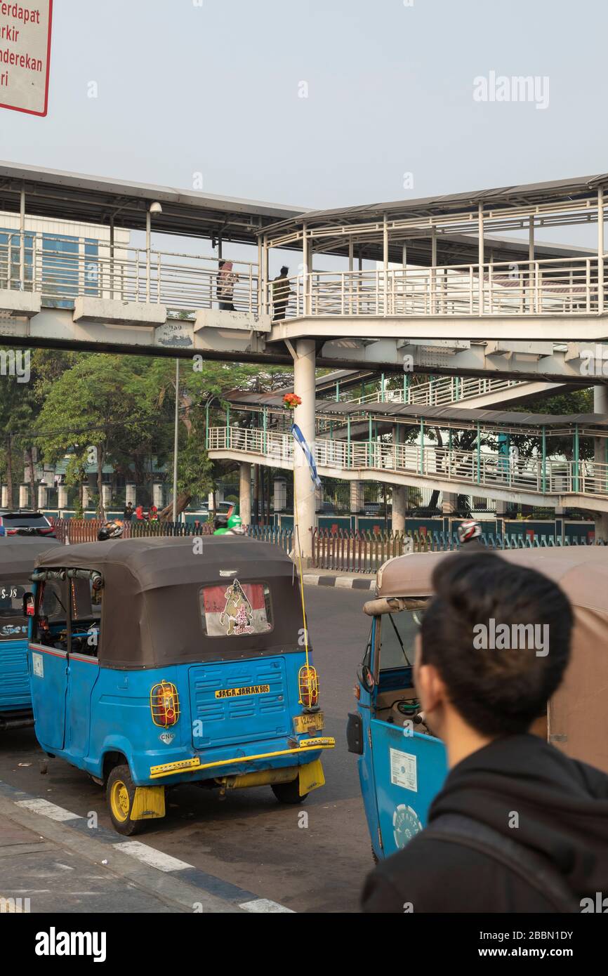 Jakarta, Indonesia - 13 luglio 2019: Una lunga linea di tuk tuk in attesa di nuovi clienti da prendere da qualche parte, lungo Dr Sutomo Street, nel centro di Jakarta. Foto Stock