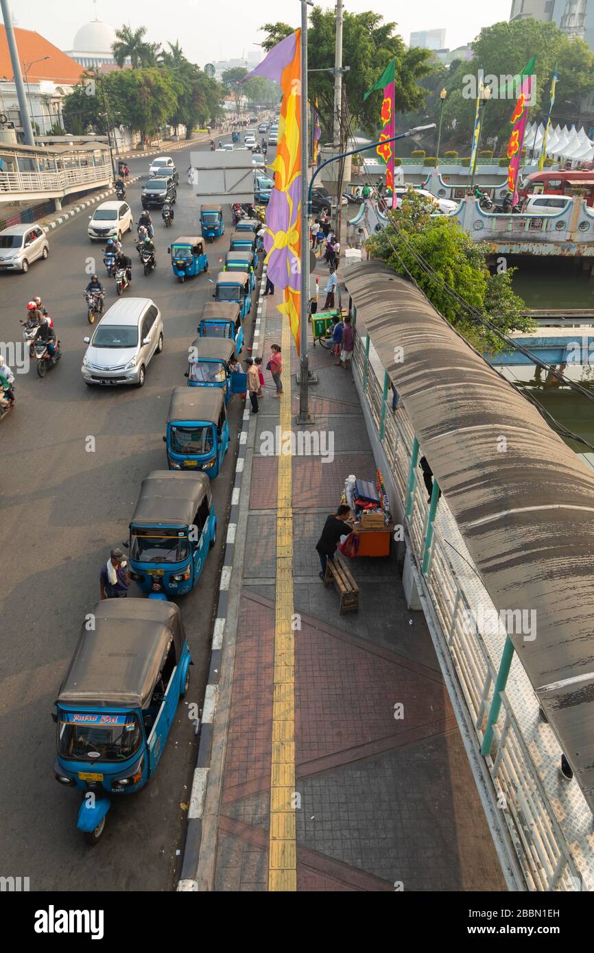 Jakarta, Indonesia - 13 luglio 2019: Una lunga linea di tuk tuk in attesa di nuovi clienti da prendere da qualche parte, lungo Dr Sutomo Street, nel centro di Jakarta. Foto Stock