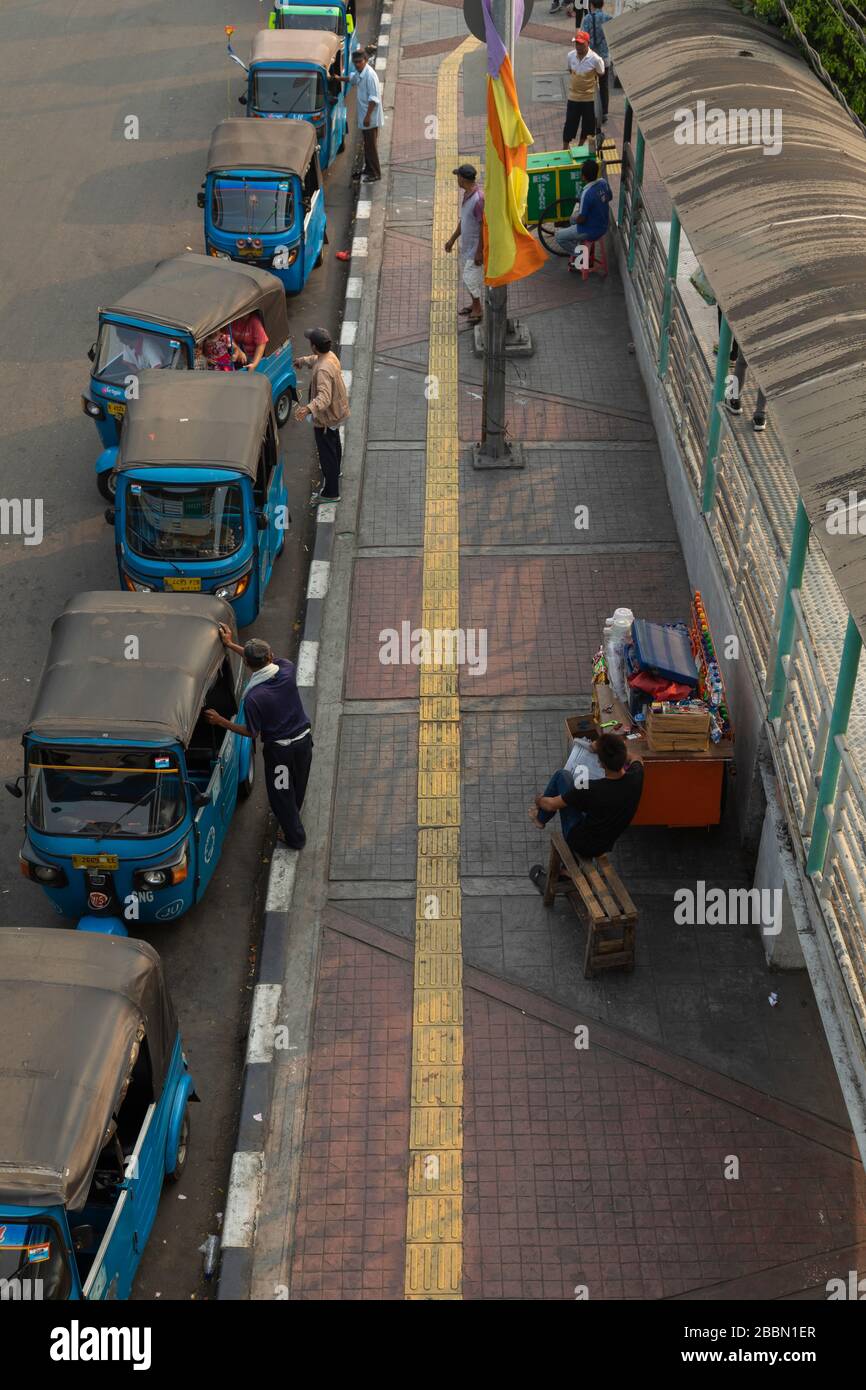 Jakarta, Indonesia - 13 luglio 2019: Una lunga linea di tuk tuk in attesa di nuovi clienti da prendere da qualche parte, lungo Dr Sutomo Street, nel centro di Jakarta. Foto Stock