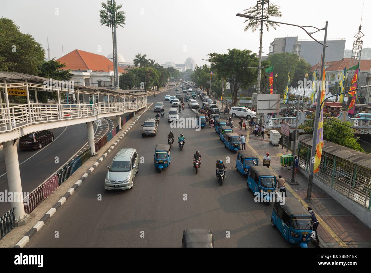Jakarta, Indonesia - 13 luglio 2019: Una lunga linea di tuk tuk in attesa di nuovi clienti da prendere da qualche parte, lungo Dr Sutomo Street, nel centro di Jakarta. Foto Stock