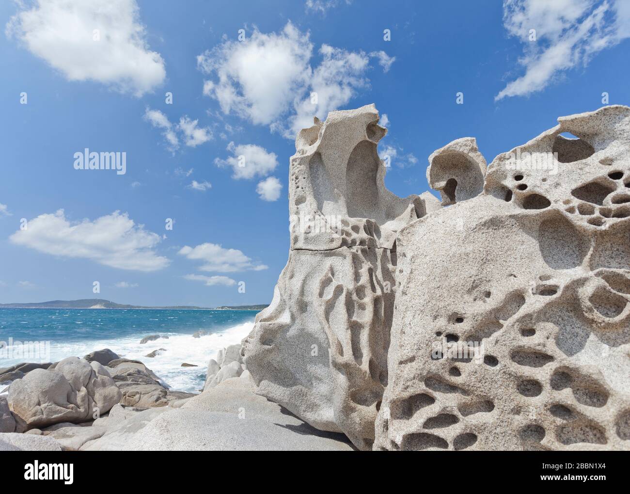 Paesaggio della Sardegna. Rocce di granito erose. Italia Foto Stock