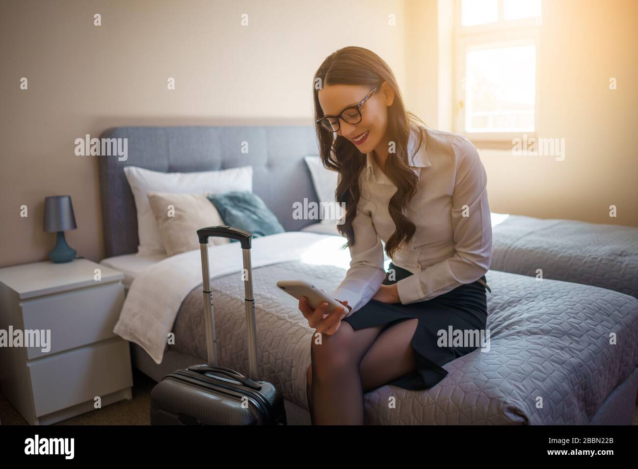 Businesswoman riposato è pronto per andare a casa dal viaggio d'affari. Foto Stock