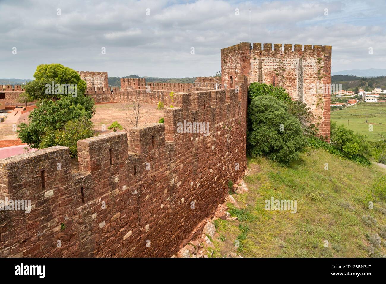 Mura del castello a Silves, Algarve, Portogallo Foto Stock