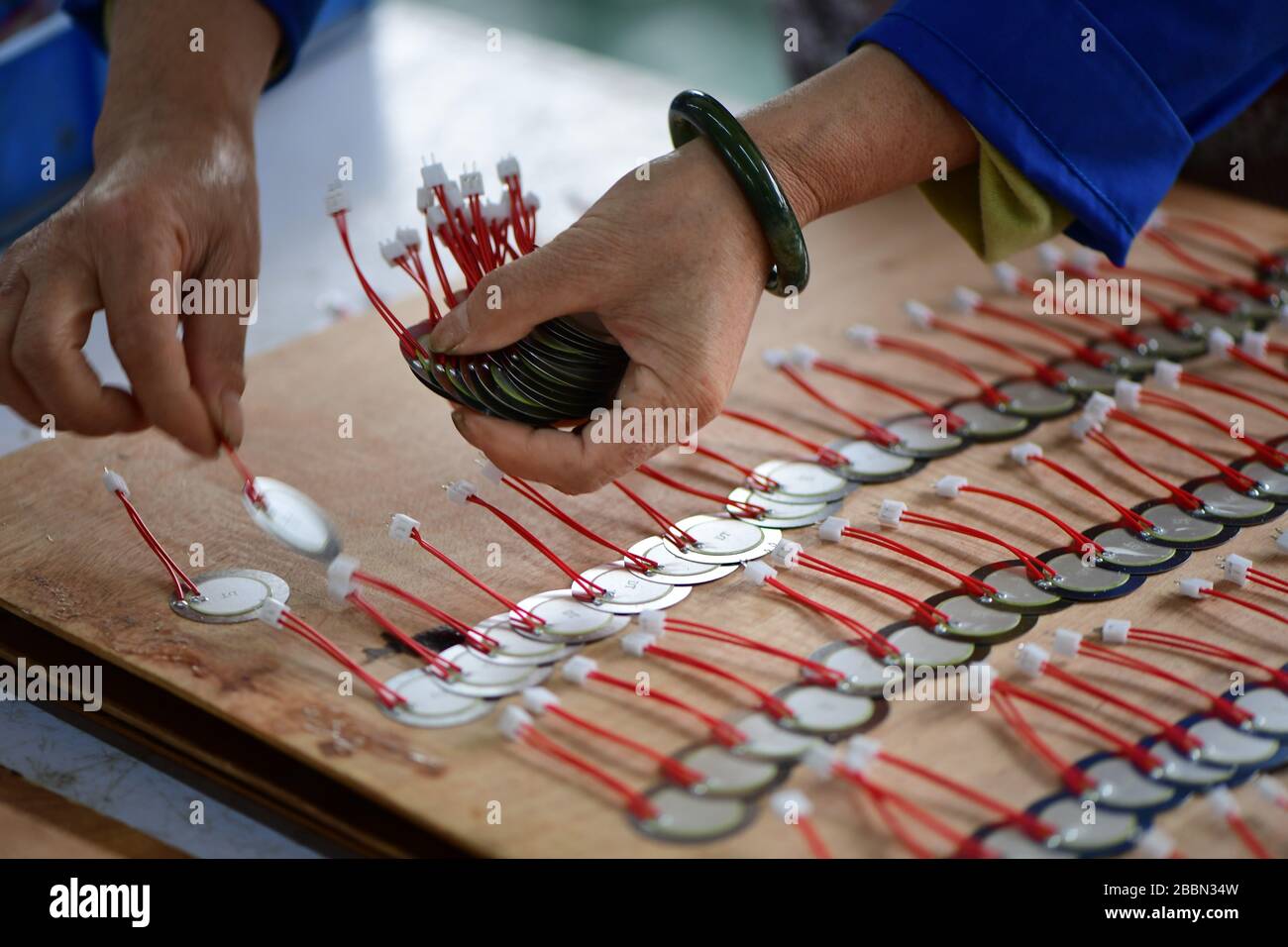 (200401) -- RONGJIANG, 1 aprile 2020 (Xinhua) -- una donna lavora in un'impresa elettronica nella contea di Rongjiang, nella provincia di Guizhou della Cina sudoccidentale, 1 aprile 2020. Come una delle nove contee colpite dalla povertà nella provincia di Guizhou che non sono state tirate fuori dalla povertà, la contea di Rongjiang si è concentrata sulla promozione della ripresa della produzione di imprese nella contea e l'esportazione di servizi di lavoro da febbraio. Fino ad oggi, più di 140.000 persone sono state impiegate tra i 190.000 lavoratori esistenti nella contea di Rongjiang. (Xinhua/Yang Ying) Foto Stock