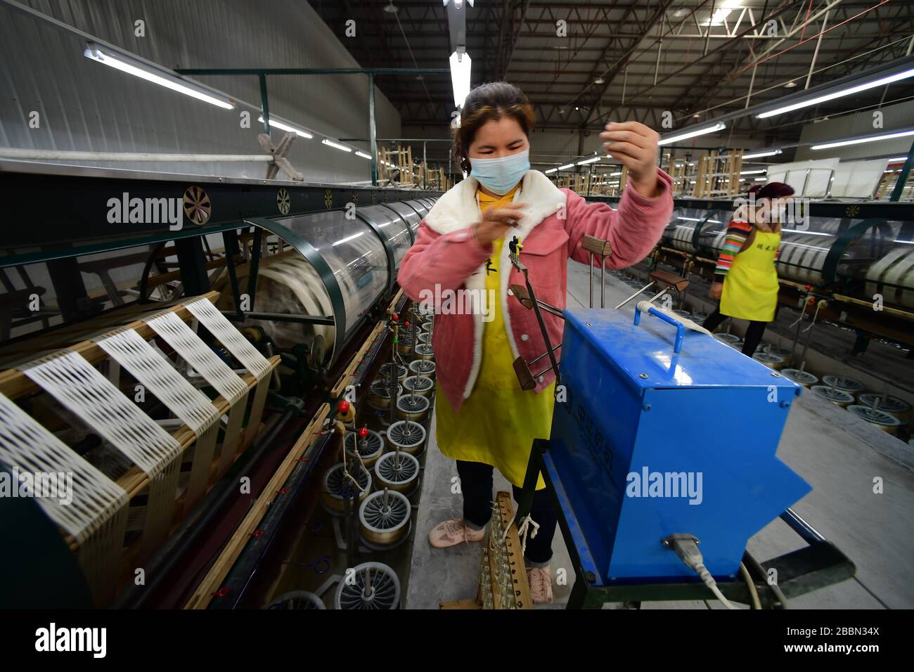 (200401) -- RONGJIANG, 1 aprile 2020 (Xinhua) -- la gente lavora in un'impresa di seta nella contea di Rongjiang, nella provincia di Guizhou della Cina sudoccidentale, 1 aprile 2020. Come una delle nove contee colpite dalla povertà nella provincia di Guizhou che non sono state tirate fuori dalla povertà, la contea di Rongjiang si è concentrata sulla promozione della ripresa della produzione di imprese nella contea e l'esportazione di servizi di lavoro da febbraio. Fino ad oggi, più di 140.000 persone sono state impiegate tra i 190.000 lavoratori esistenti nella contea di Rongjiang. (Xinhua/Yang Ying) Foto Stock