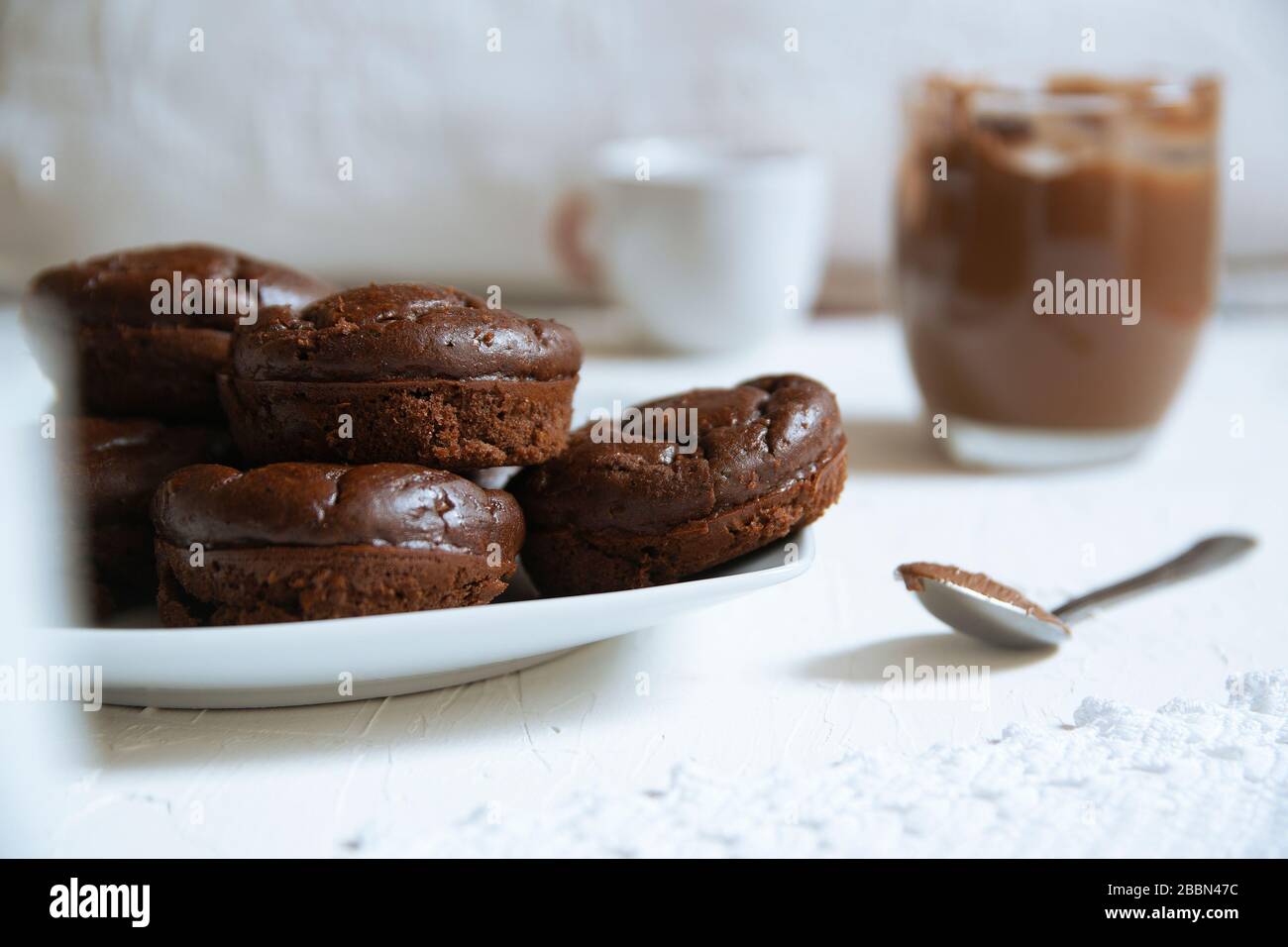 Muffin fatti in casa serviti su una cucina rustica accanto ad alcune tazze con caffè e tè. Spazio di copia vuoto per il testo dell'Editor. Foto Stock