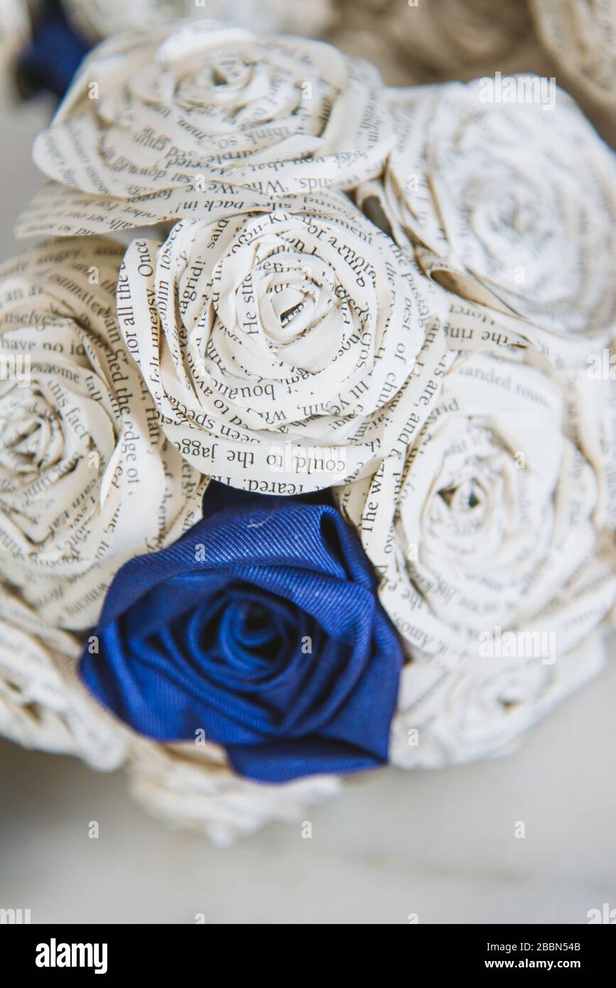 Bouquet di fiori di carta fatti da vecchi libri e carta blu Foto Stock