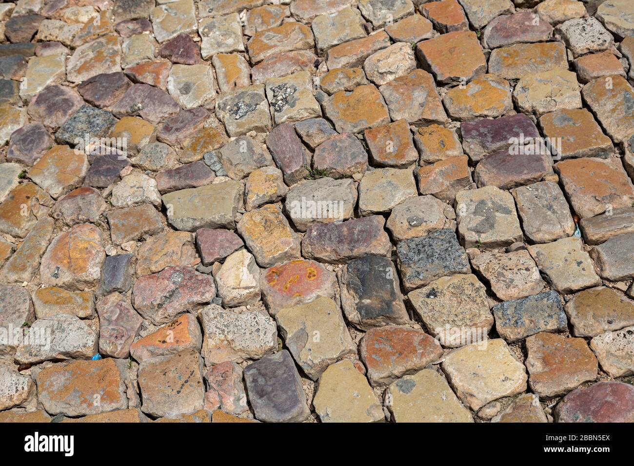 Pietre lucidate usate per fare la superficie stradale, Silves, Algarve, Portogallo Foto Stock