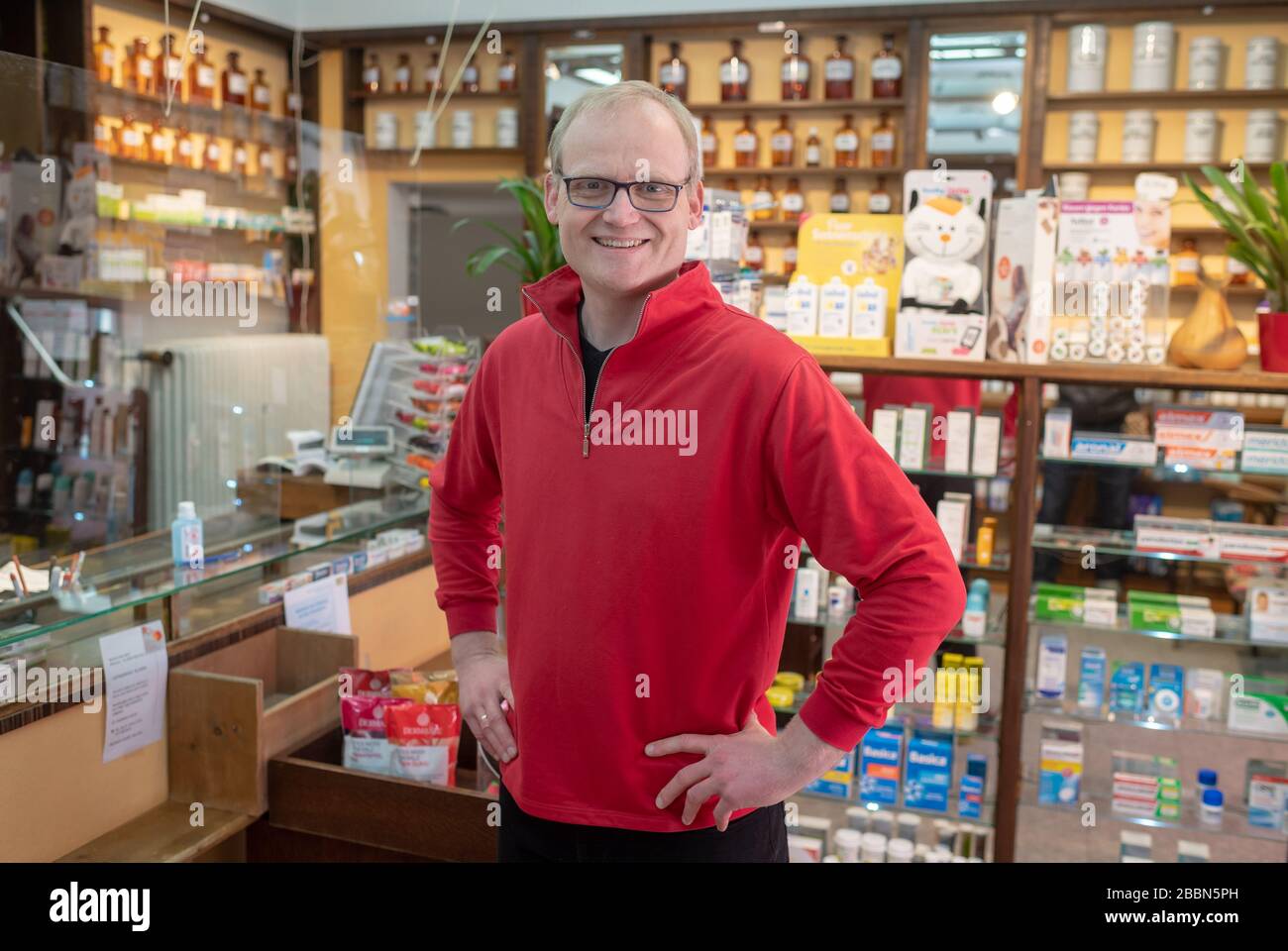 Monaco, Germania. 01st Apr, 2020. Roland Eisenhuth, farmacista, si trova nella Preysing Pharmacy nel quartiere di Haidhausen. Credito: Peter Kneffel/dpa/Alamy Live News Foto Stock