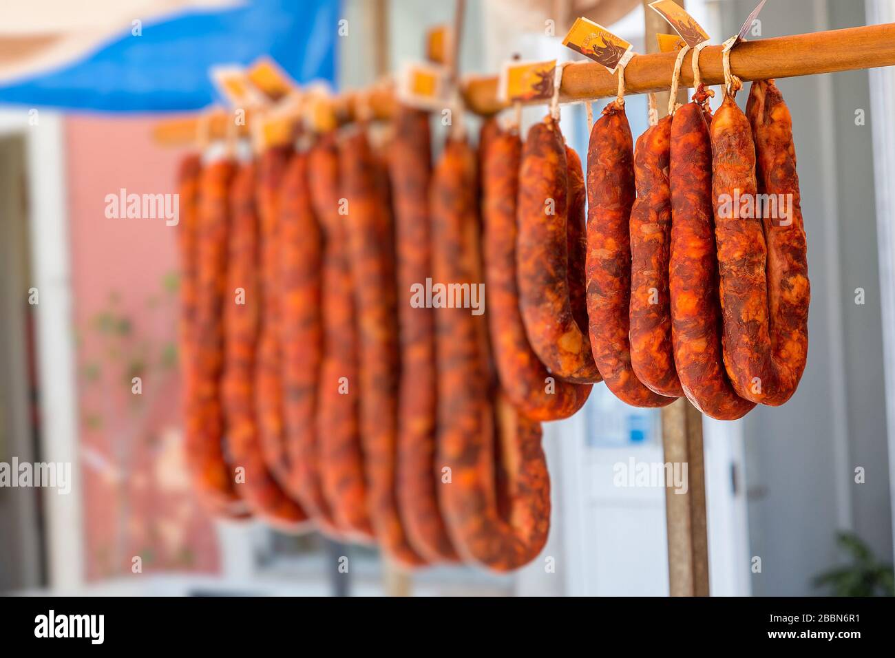 Salsicce secche in vendita sul mercato, Loule, Algarve, Portogallo Foto Stock