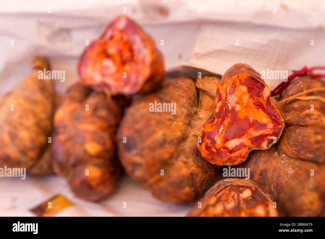 Salsicce secche in vendita sul mercato, Loule, Algarve, Portogallo Foto Stock