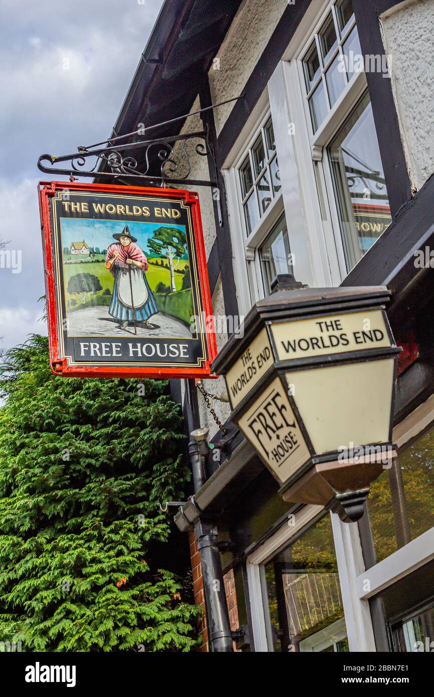 The World's End pub, con una foto di ex residente locale e profetessa Madre Shipton sul segno. Knaresborough, Yorkshire, Regno Unito. Ottobre 2017. Foto Stock