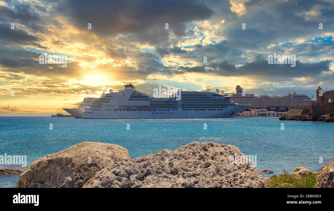 Rodi, Grecia - 03 luglio 2019 - navi da crociera nel porto di Rodi Foto Stock