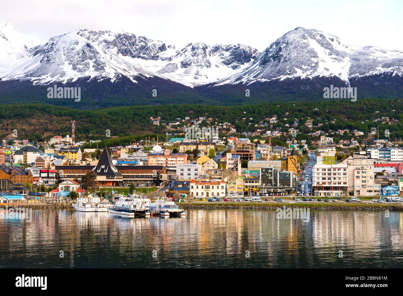Ushuaia skyline e porto, la città più meridionale dell'Argentina sul canale di Beagle dominato da montagne innevate, Fireland, Argentina Foto Stock