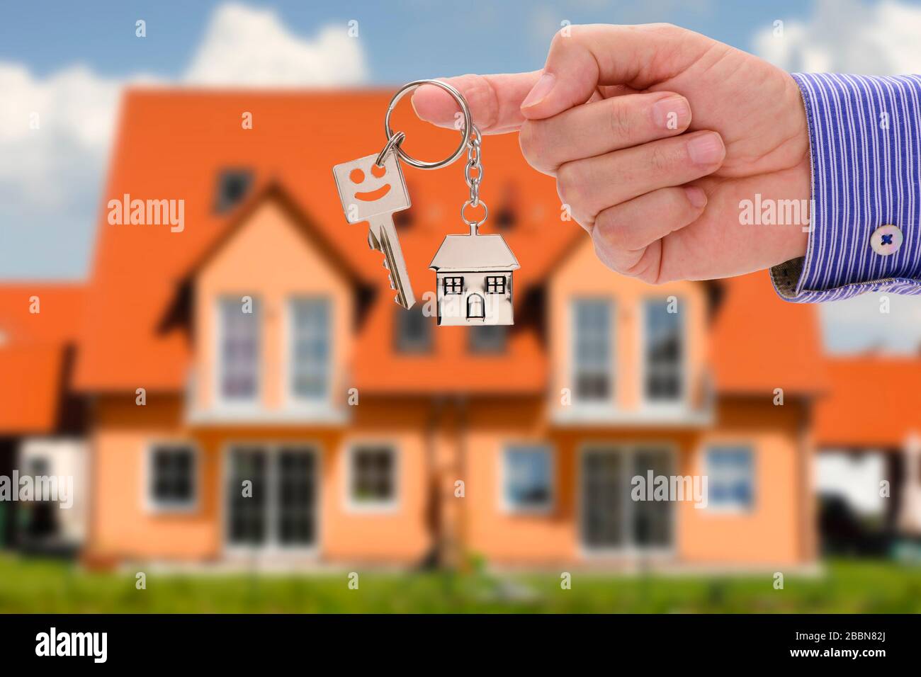 Agente immobiliare presenta una casa di nuova costruzione per l'acquisto Foto Stock