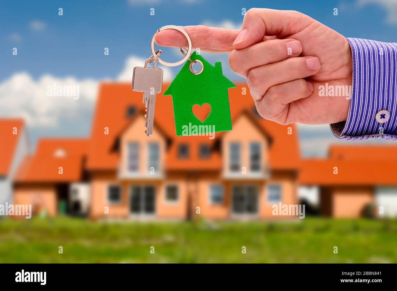 Agente immobiliare presenta una casa di nuova costruzione per l'acquisto Foto Stock