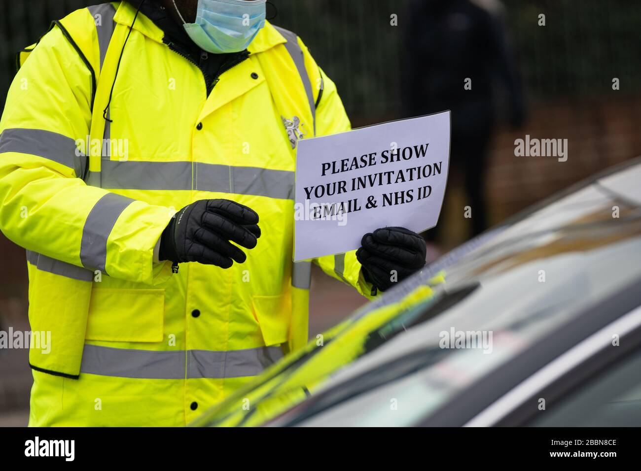 Le istruzioni fornite ai conducenti quando arrivano a un'unità NHS attraverso la malattia di coronavirus (COVID-19) in un parcheggio IKEA, Wembley, come il Regno Unito continua in blocco per contribuire a frenare la diffusione del coronavirus. Foto Stock