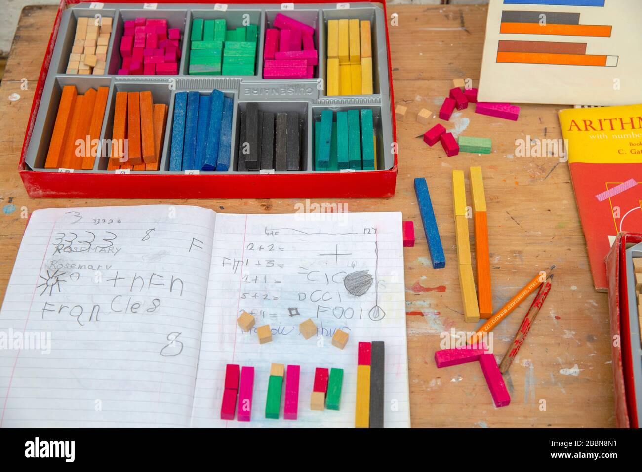 1st Aprile 2020 Cuisenaire aste di conteggio in legno utilizzate per calcolare la matematica utilizzando il colore e la forma nei libri delle prime scuole Foto Stock