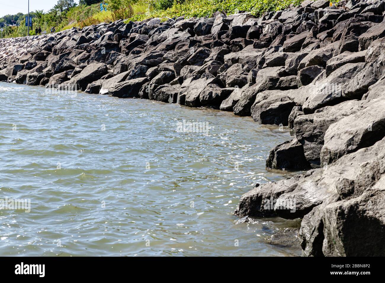 Riva di pietra lungo la passeggiata Samuel-de-Champlain e il fiume Saint-Laurent in Quebec City. Foto Stock