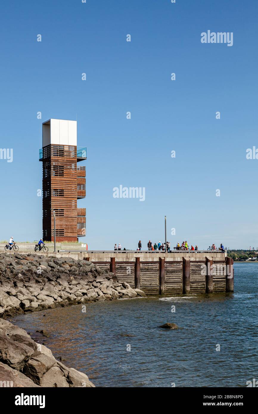 Torre di osservazione sul molo des Cageux lungo la passeggiata Samuel-de-Champlain e il fiume Saint-Laurent a Quebec City. Foto Stock