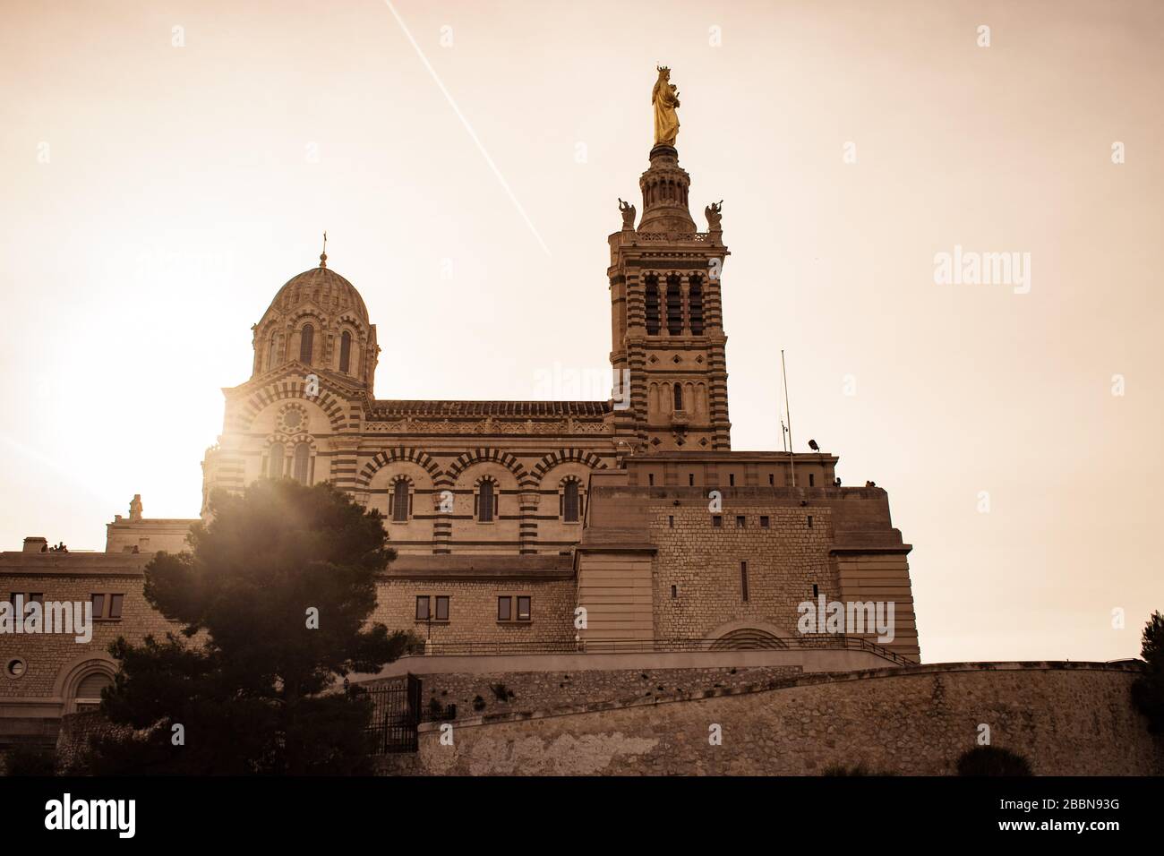 Vista al tramonto della basilica di Notre Dame de la Garde a Marsiglia Foto Stock