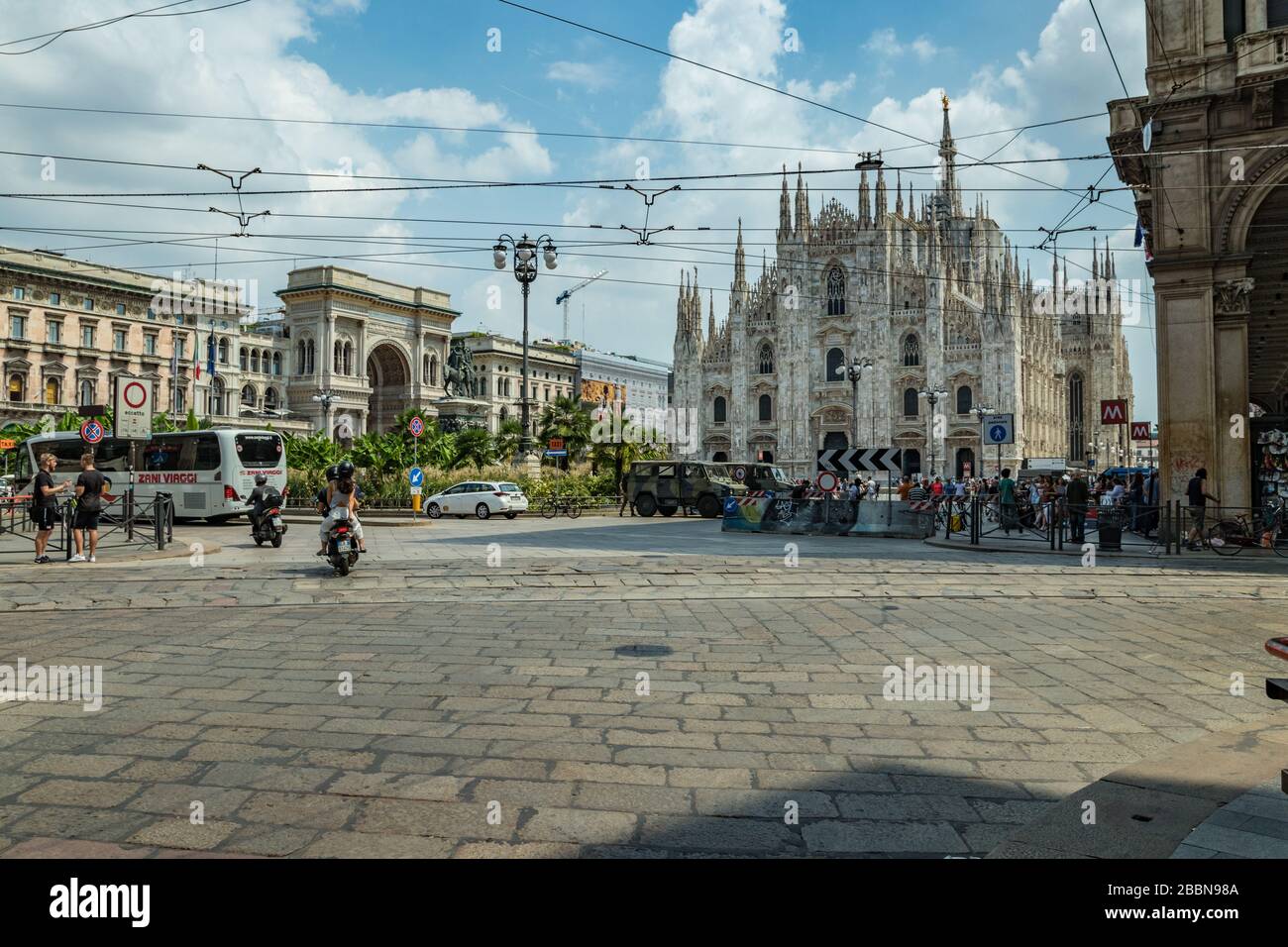 MILANO, ITALIA - 1 AGOSTO 2019 : la piazza, che si affaccia a nord-est del Duomo, sulla destra, e l'arco che segna l'ingresso alla Galleria V. Foto Stock