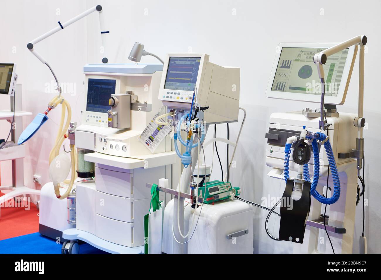 Ventilatori medici in esposizione del deposito Foto Stock