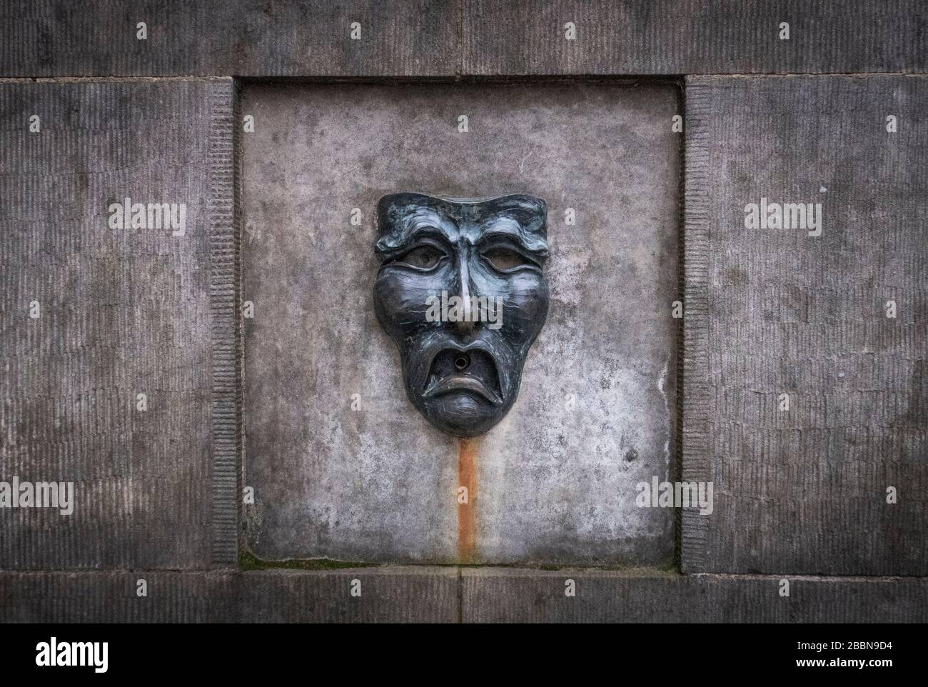 Una maschera teatrale in bronzo sul Royal Mile di Edimburgo. Il Fringe di Edimburgo, insieme al Military Tattoo, al Festival Internazionale di Edimburgo, al Festival d'Arte di Edimburgo e al Festival Internazionale del Libro di Edimburgo, sono stati cancellati quest'anno a causa delle preoccupazioni intorno alla pandemia di Covid-19. Foto Stock