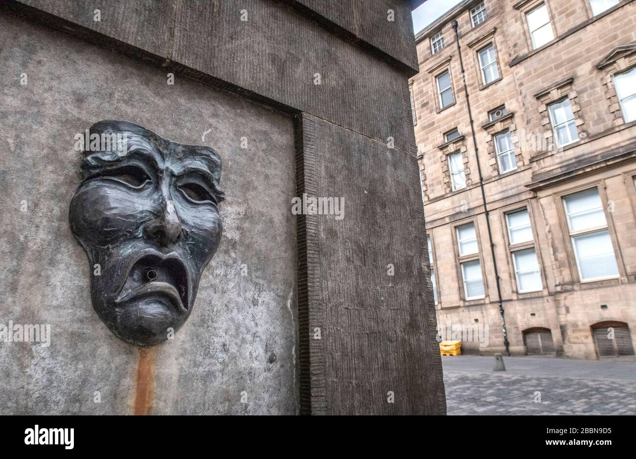 Una maschera teatrale in bronzo sul Royal Mile di Edimburgo. Il Fringe di Edimburgo, insieme al Military Tattoo, al Festival Internazionale di Edimburgo, al Festival d'Arte di Edimburgo e al Festival Internazionale del Libro di Edimburgo, sono stati cancellati quest'anno a causa delle preoccupazioni intorno alla pandemia di Covid-19. Foto Stock