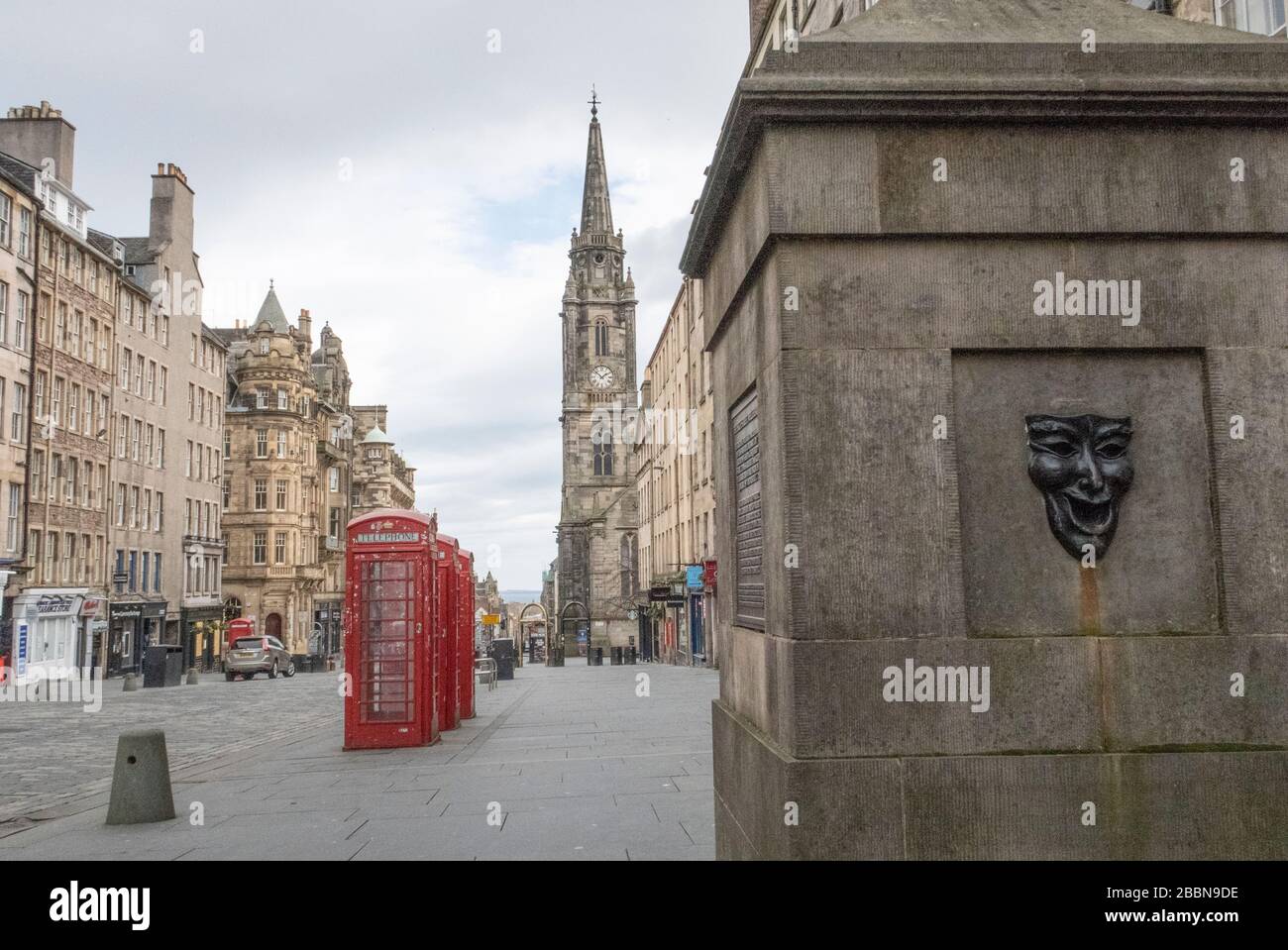 Una maschera teatrale in bronzo sul Royal Mile di Edimburgo. Il Fringe di Edimburgo, insieme al Military Tattoo, al Festival Internazionale di Edimburgo, al Festival d'Arte di Edimburgo e al Festival Internazionale del Libro di Edimburgo, sono stati cancellati quest'anno a causa delle preoccupazioni intorno alla pandemia di Covid-19. Foto Stock