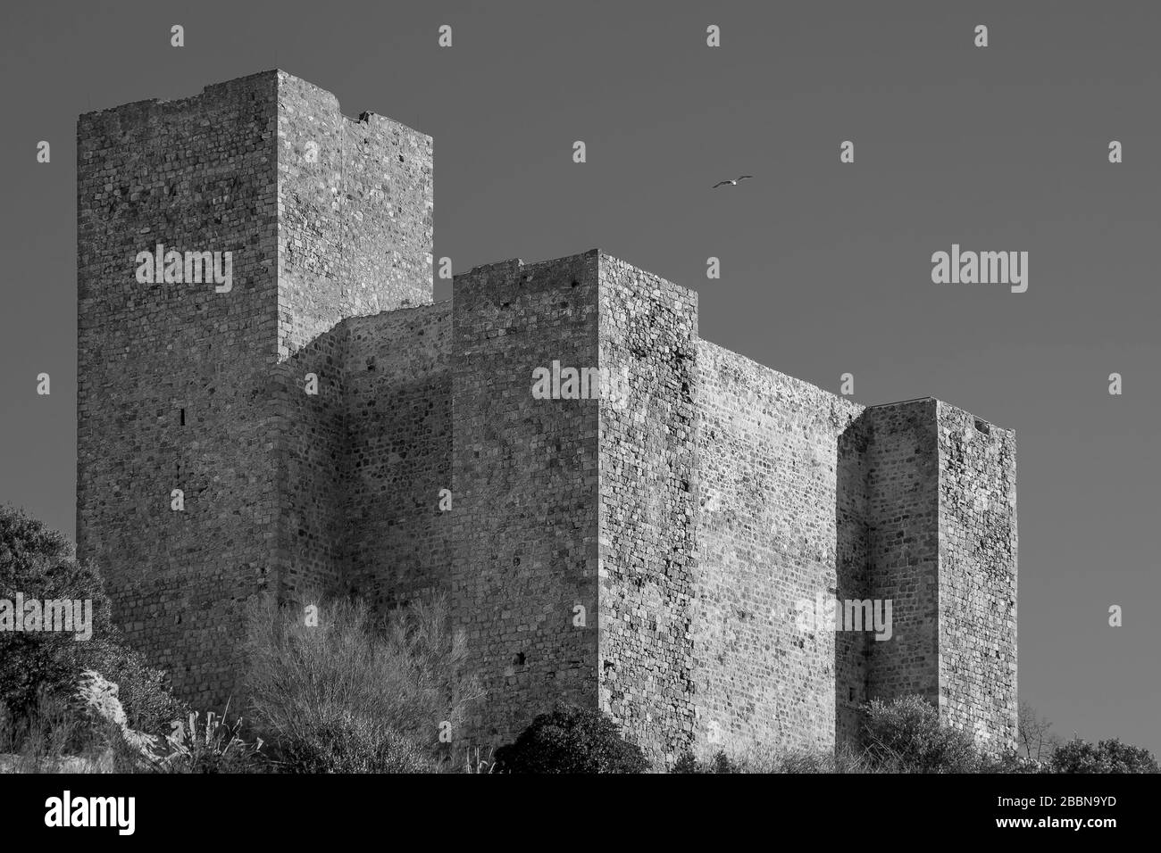 La bella Rocca Aldobrandesca di Talamone, Grosseto, Toscana, Italia, in una bella giornata di sole in bianco e nero Foto Stock