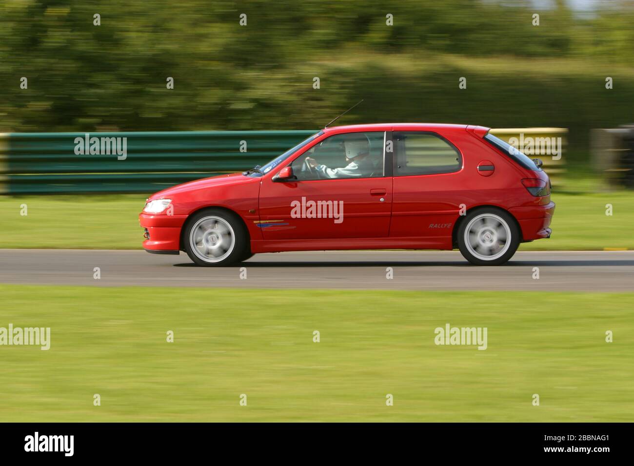 Modificato Peugeot 306 Rallye guida su un circuito di gara su un trackday nel Regno Unito Foto Stock