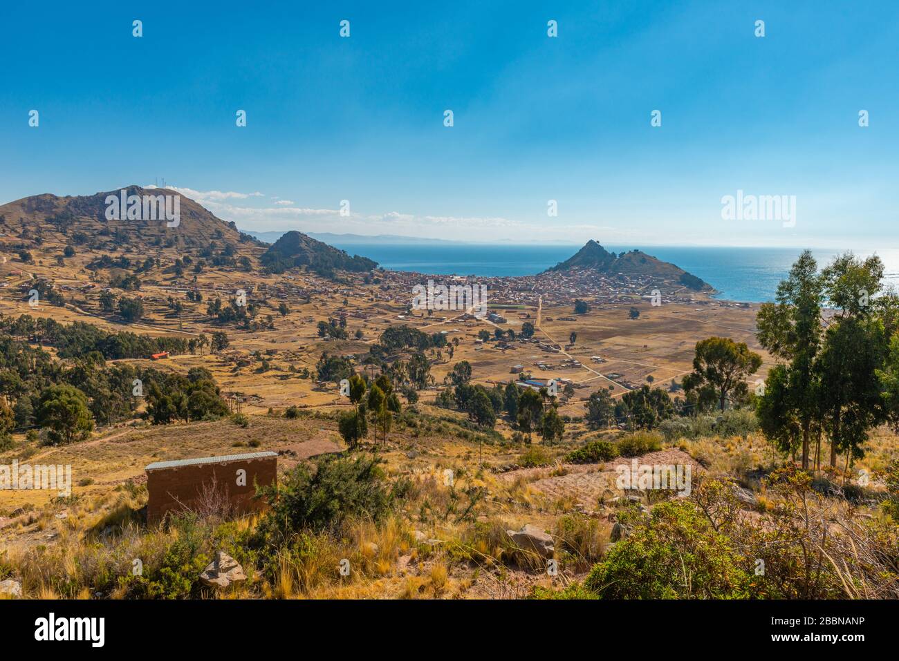 Lago Titicaca con la città sul lungomare di Copacabana, Dipartimento la Paz, la penisola di Copacabana, Lago Titicaca, Ande, Bolivia, America Latina Foto Stock