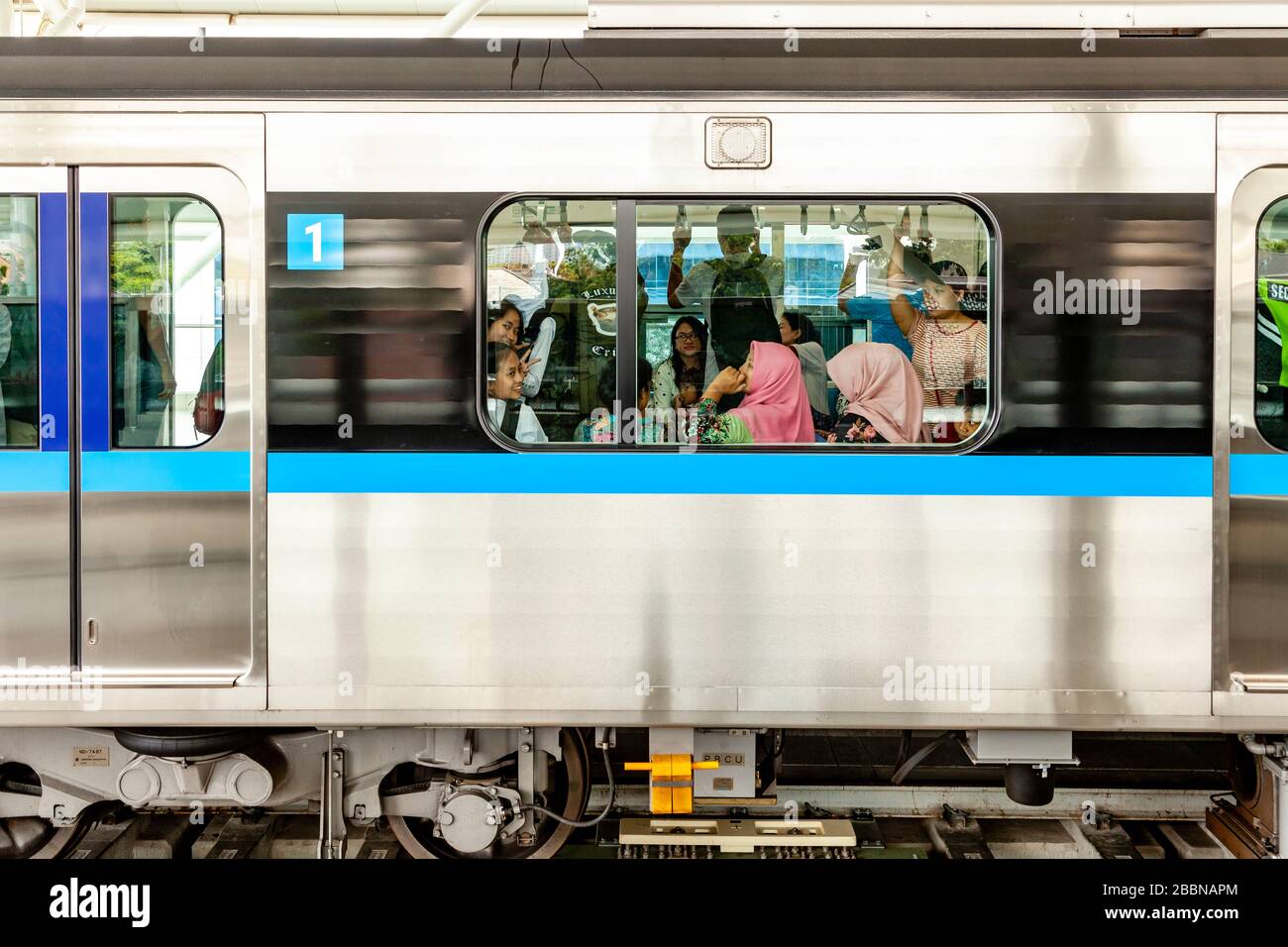 Passeggeri indonesiani a bordo DI un treno Metro (MRT), Jakarta, Indonesia. Foto Stock