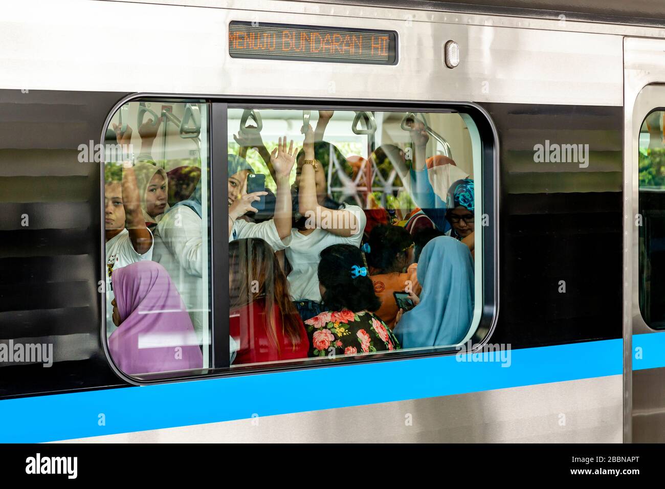 Passeggeri indonesiani a bordo DI un treno Metro (MRT), Jakarta, Indonesia. Foto Stock