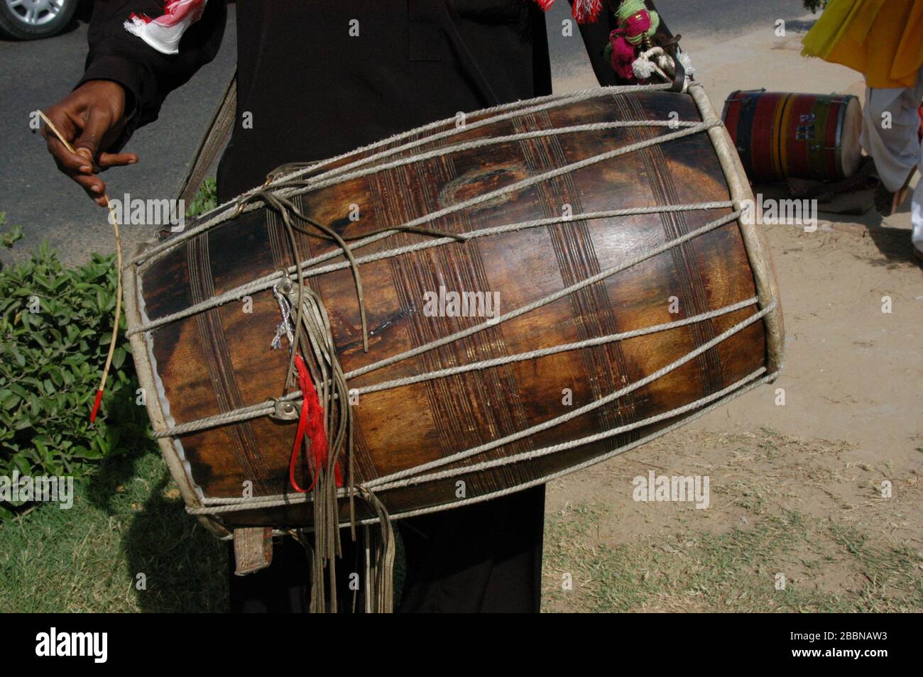 Dhol drum immagini e fotografie stock ad alta risoluzione - Alamy