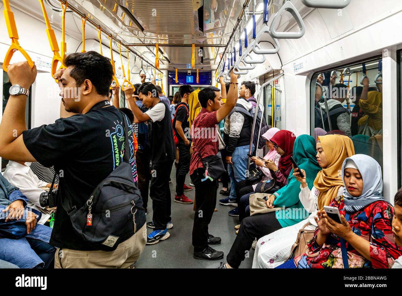 Passeggeri in metropolitana (MRT), Jakarta, Indonesia. Foto Stock