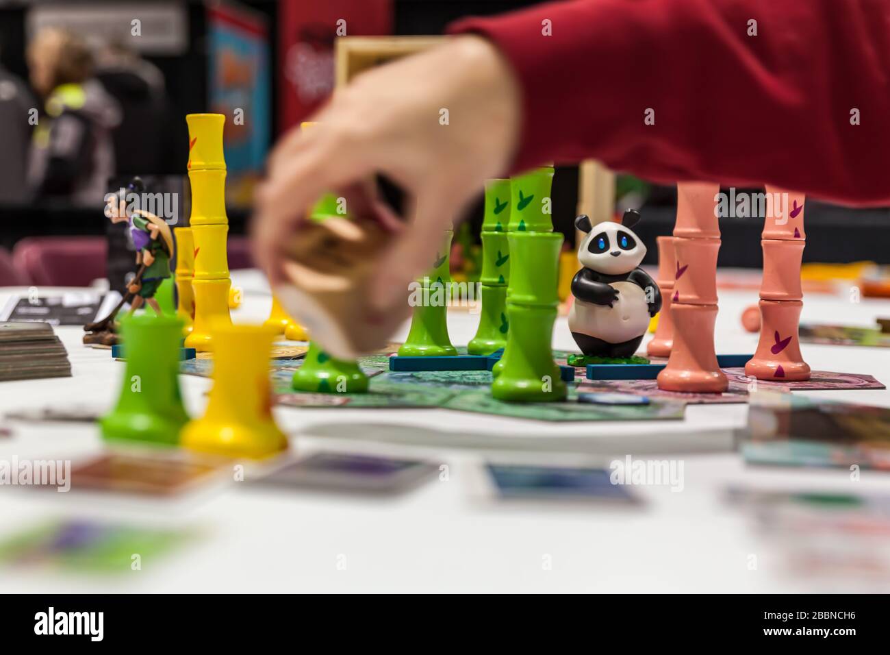 Persone che giocano a "Takenoko Collector's Edition" alla fiera del gioco e dei giocattoli di Quebec City - la Revanche, gioco da tavolo, centro fieristico ExpoCité - primo piano Foto Stock