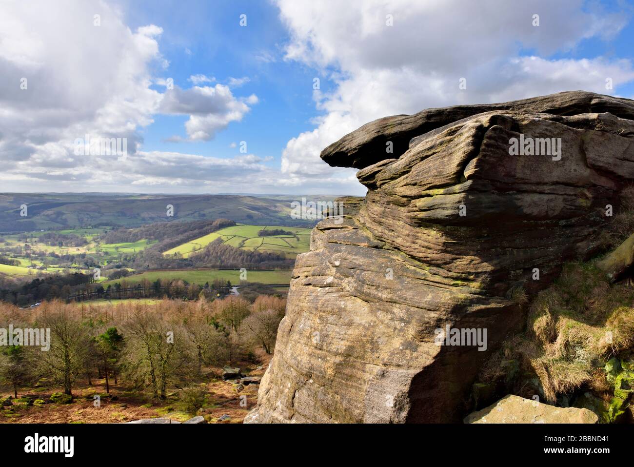 Stanage Edge, scarpata gritstone, Hathersage, Peak District National Park, Derbyshire, Inghilterra, Regno Unito Foto Stock